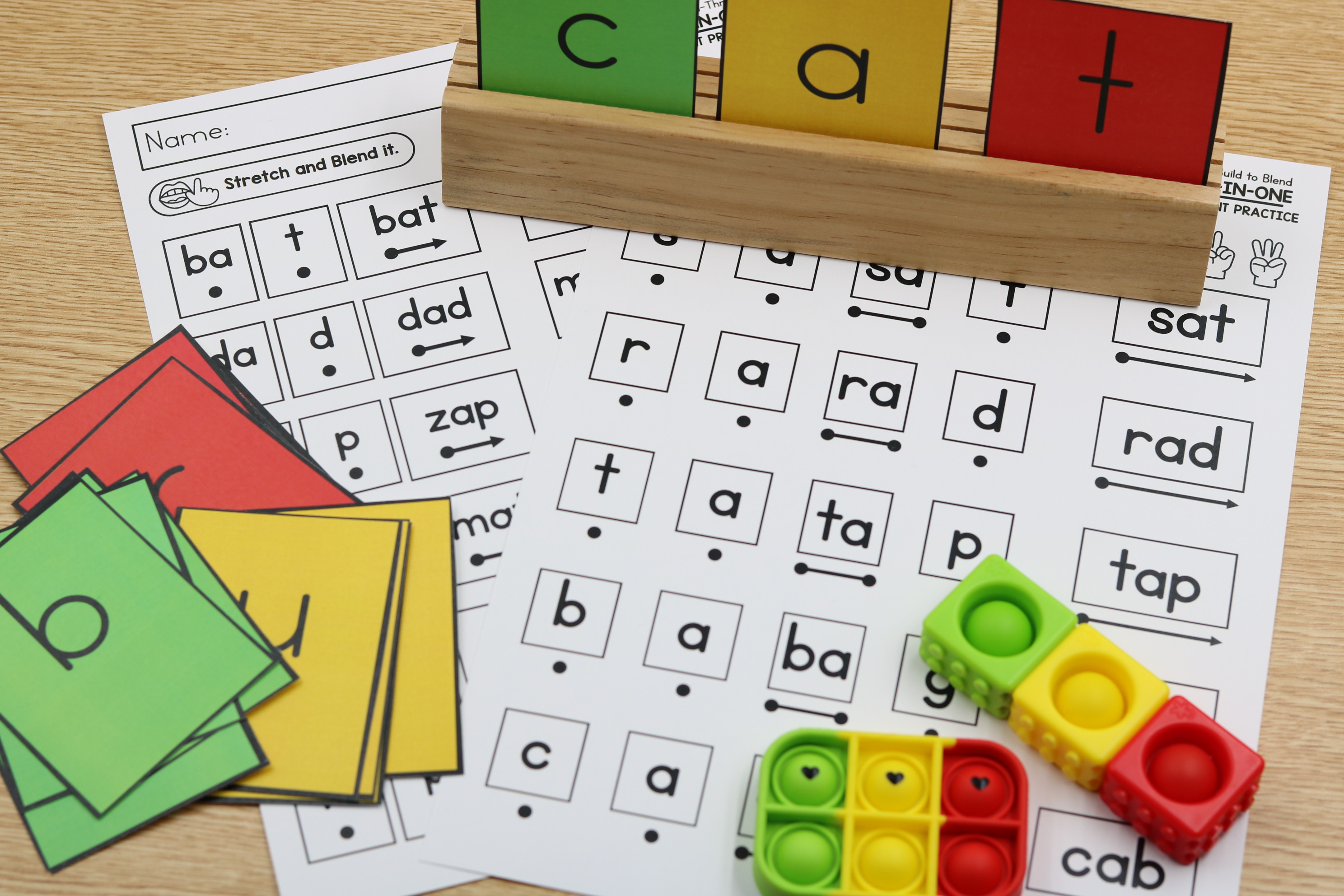 Free kindergarten blending cards with multiple styles. Blending for science of reading phonics small groups.